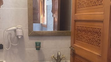 Chambre avec lits jumeaux | Salle de bain