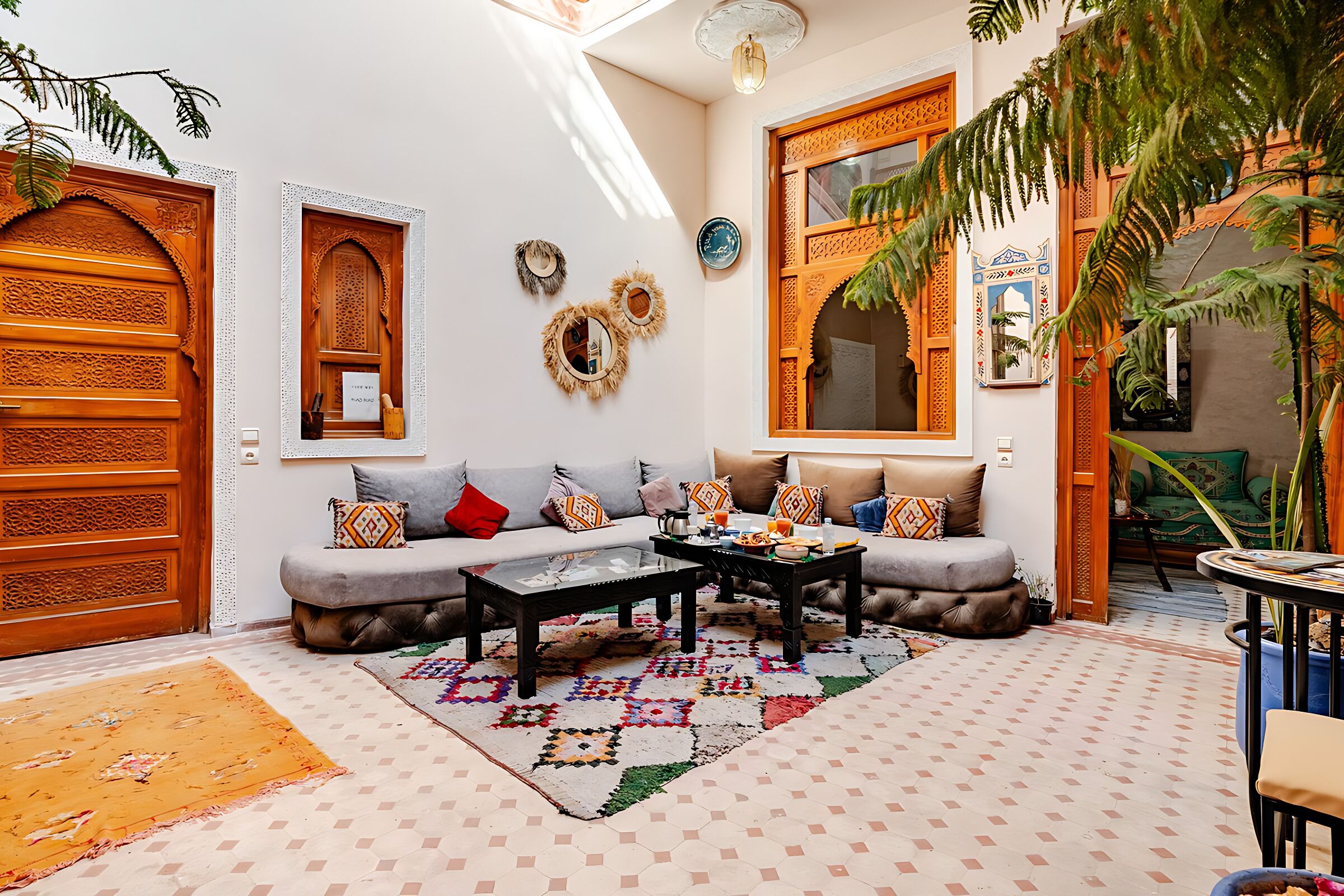 Un salon chaleureux avec un canapé, une table basse et des tapis décoratifs.