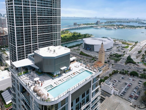 New Downtown Condo with Rooftop Pool