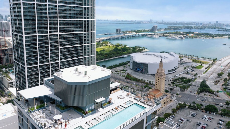 New Downtown Condo with Rooftop Pool