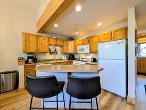Fridge, microwave, oven, stovetop - Trappers Crossing 8760 - East Keystone in Keystone Resort Colorado (Keystone)