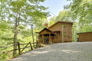 A log cabin with a porch, a wooden fence, and a gravel driveway. - 4 Mi to Dollywood! Family Escape w/ Air Hockey! (Sevierville)