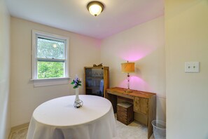 Interior - Walk to Falls, Casino! Niagara Family Home w/ Yard (Niagara Falls)