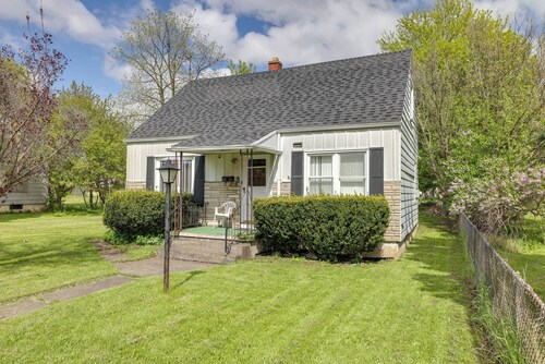 Walk to Falls, Casino! Niagara Family Home w/ Yard
