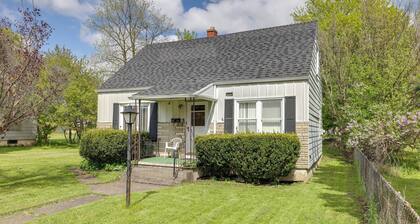 Walk to Falls, Casino! Niagara Family Home w/ Yard