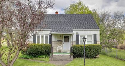 Walk to Falls, Casino! Niagara Family Home w/ Yard