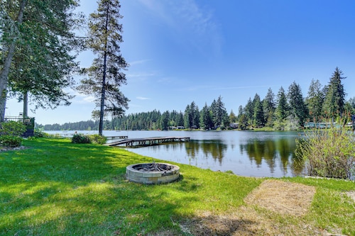 Private Dock & Furnished Deck! Cozy Belfair Escape