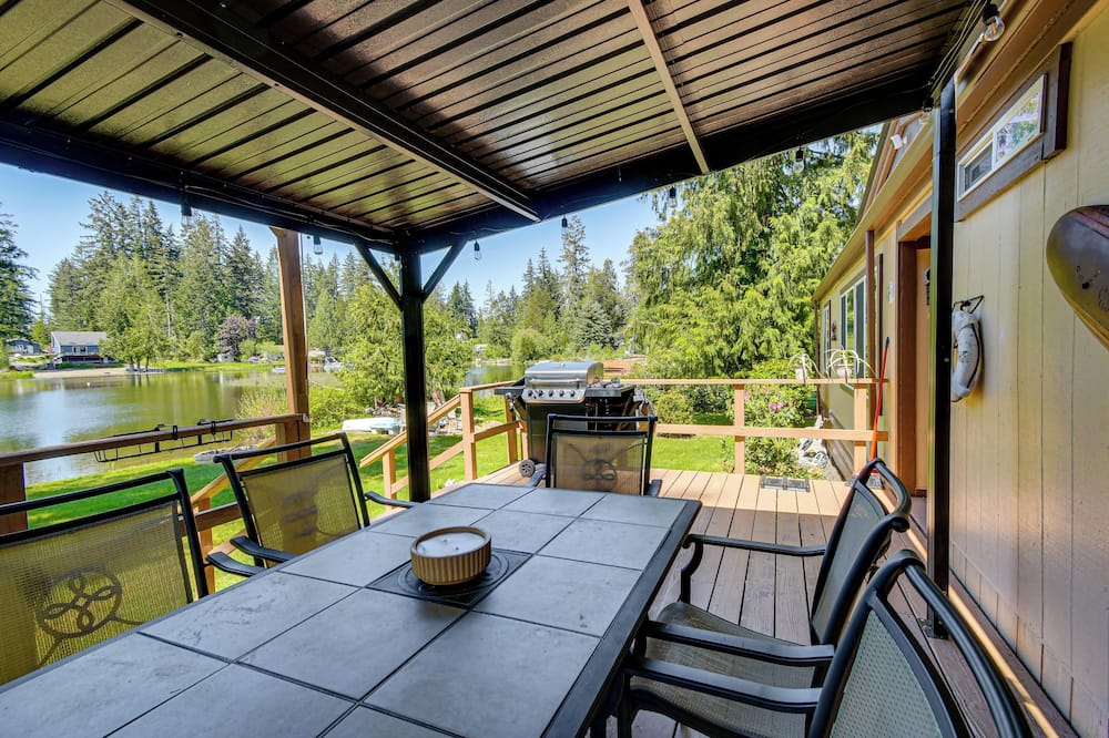 Private Dock & Furnished Deck! Cozy Belfair Escape - Lilliwaup, WA