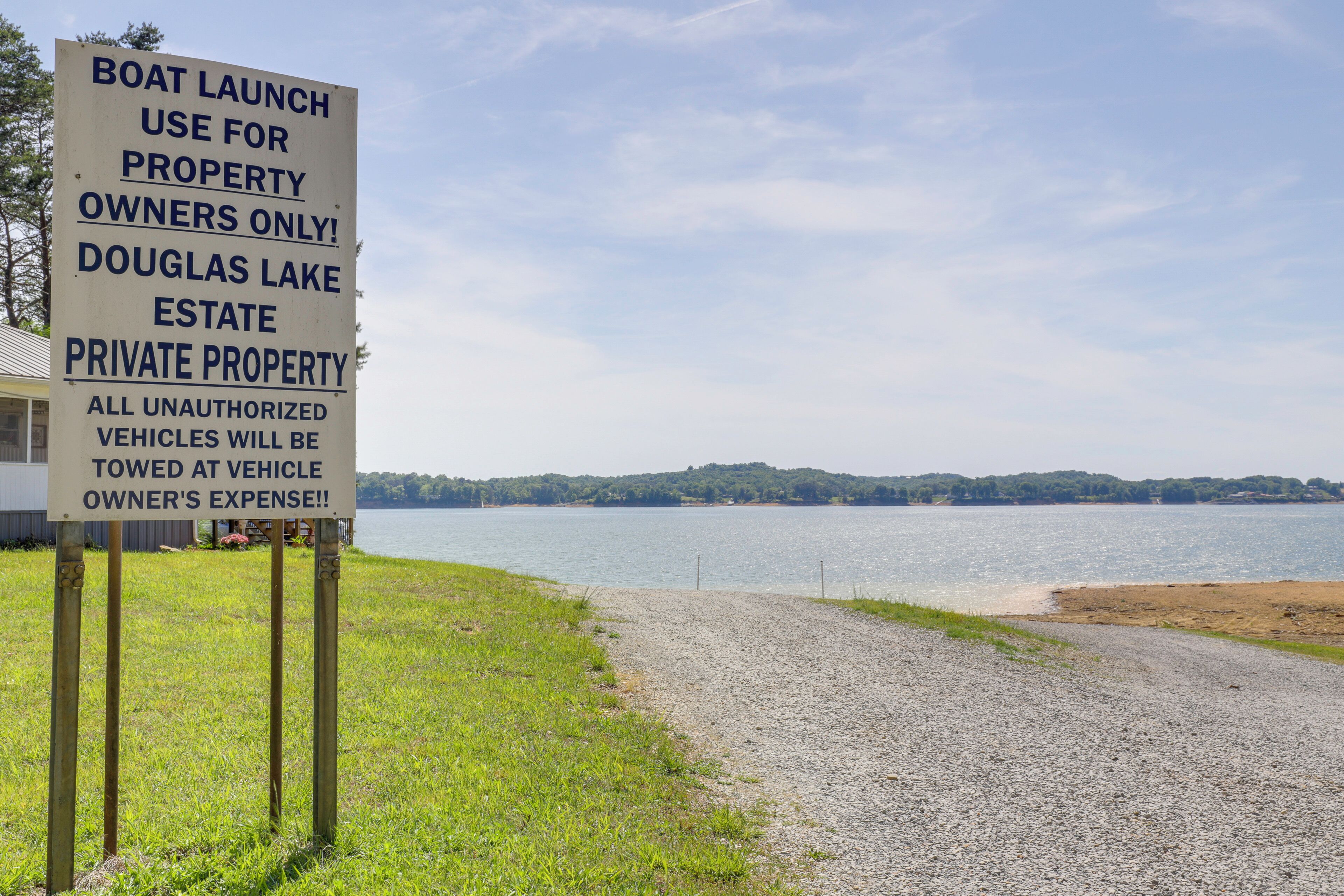 Schild, das die Nutzung der Bootsrampe nur für Eigentümer des Douglas Lake Estate anzeigt. Hinweis: unbefugte Fahrzeuge werden auf Kosten des Eigentümers abgeschleppt.