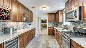 House (4 Bedrooms) | Interior
