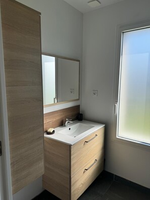 Bathroom - Vrbo Property (La Chapelle-Heulin)