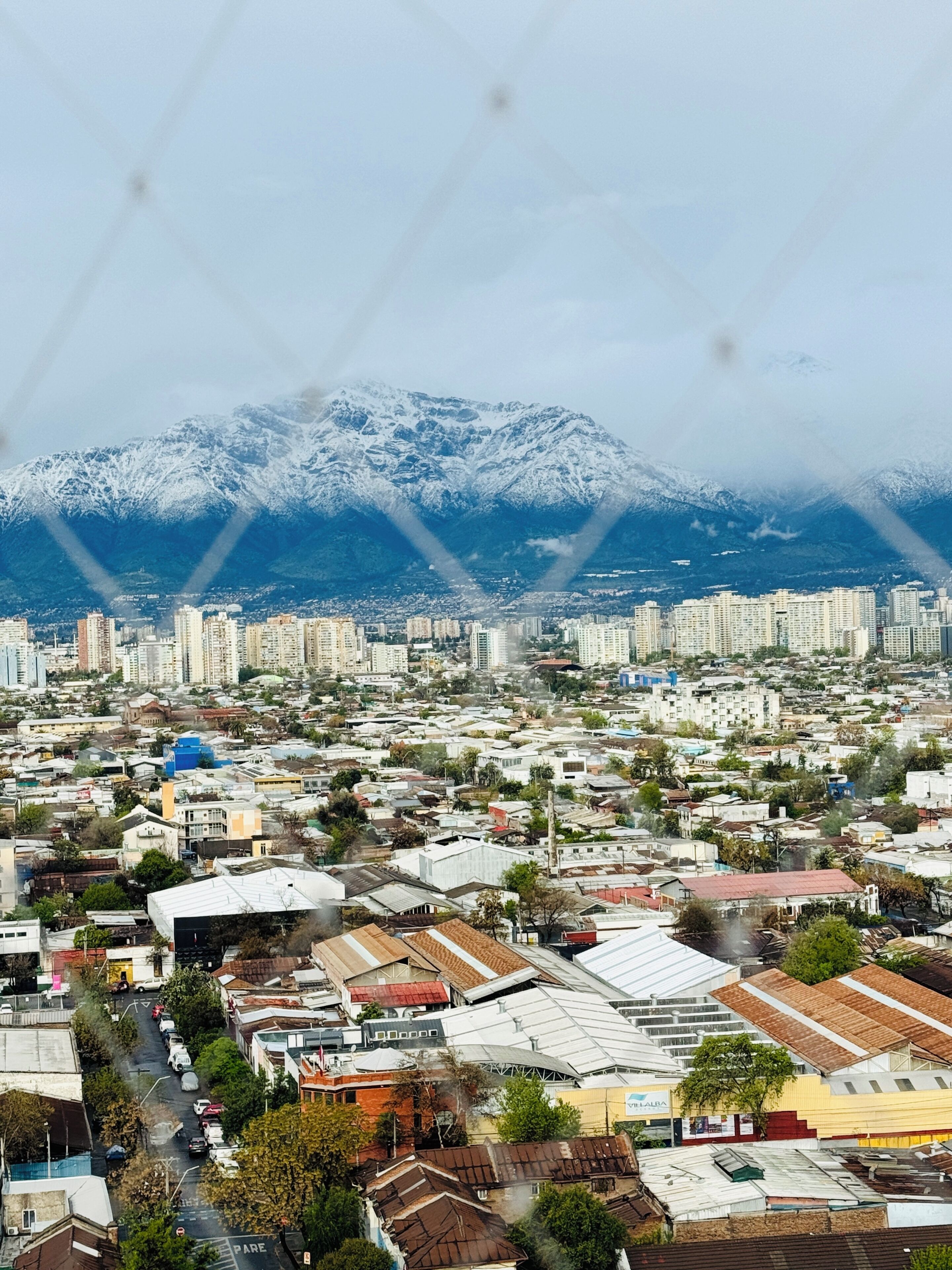 Une vue urbaine avec une chaîne de montagnes en arrière-plan.