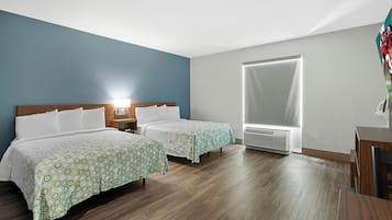 Estudio, 2 camas de matrimonio, accesible para personas con discapacidad, no fumadores | Espacio para trabajar con un portátil y tabla de planchar con plancha