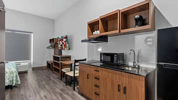 Studio, 1 Queen Bed | Private kitchenette | Fridge, microwave, stovetop, coffee/tea maker