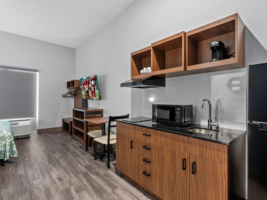 Studio, 1 Queen Bed | Private kitchenette | Fridge, microwave, stovetop, coffee/tea maker