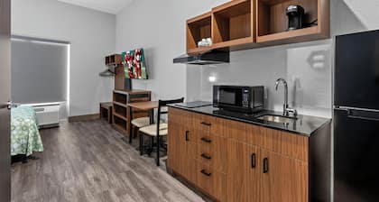 HomeTowne Studios by Red Roof Bradenton