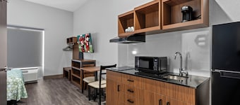 HomeTowne Studios by Red Roof Bradenton