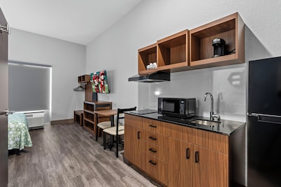 HomeTowne Studios by Red Roof Bradenton