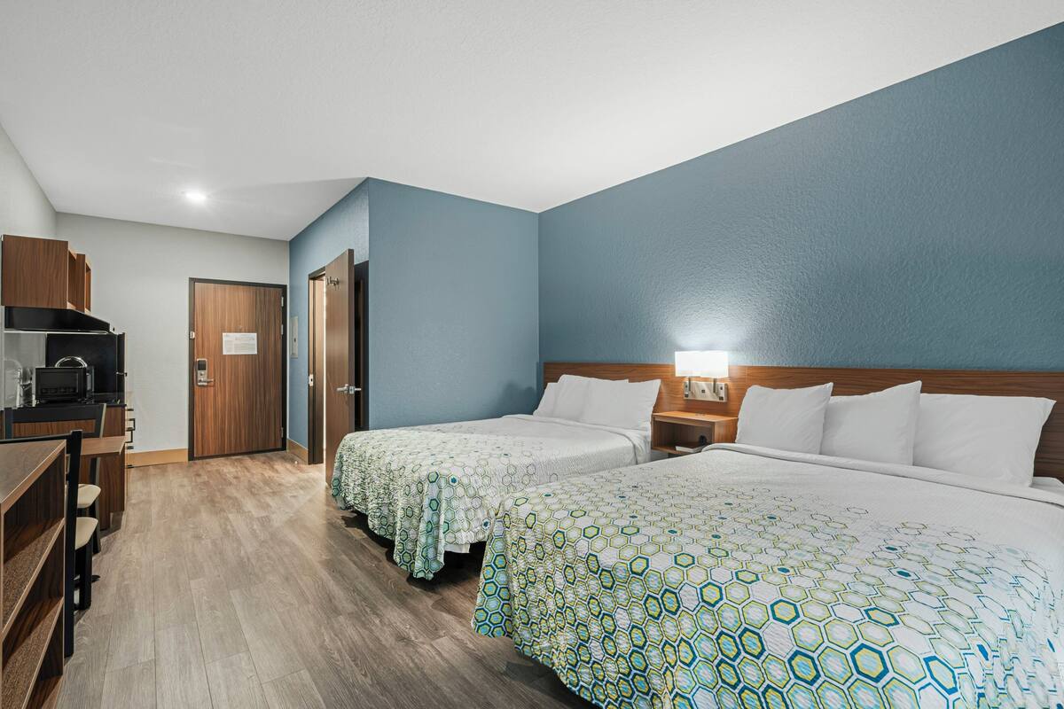 Estudio, 2 camas de matrimonio, no fumadores | Espacio para trabajar con un portátil y tabla de planchar con plancha