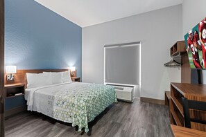 Estudio, 1 cama de matrimonio | Espacio para trabajar con un portátil y tabla de planchar con plancha