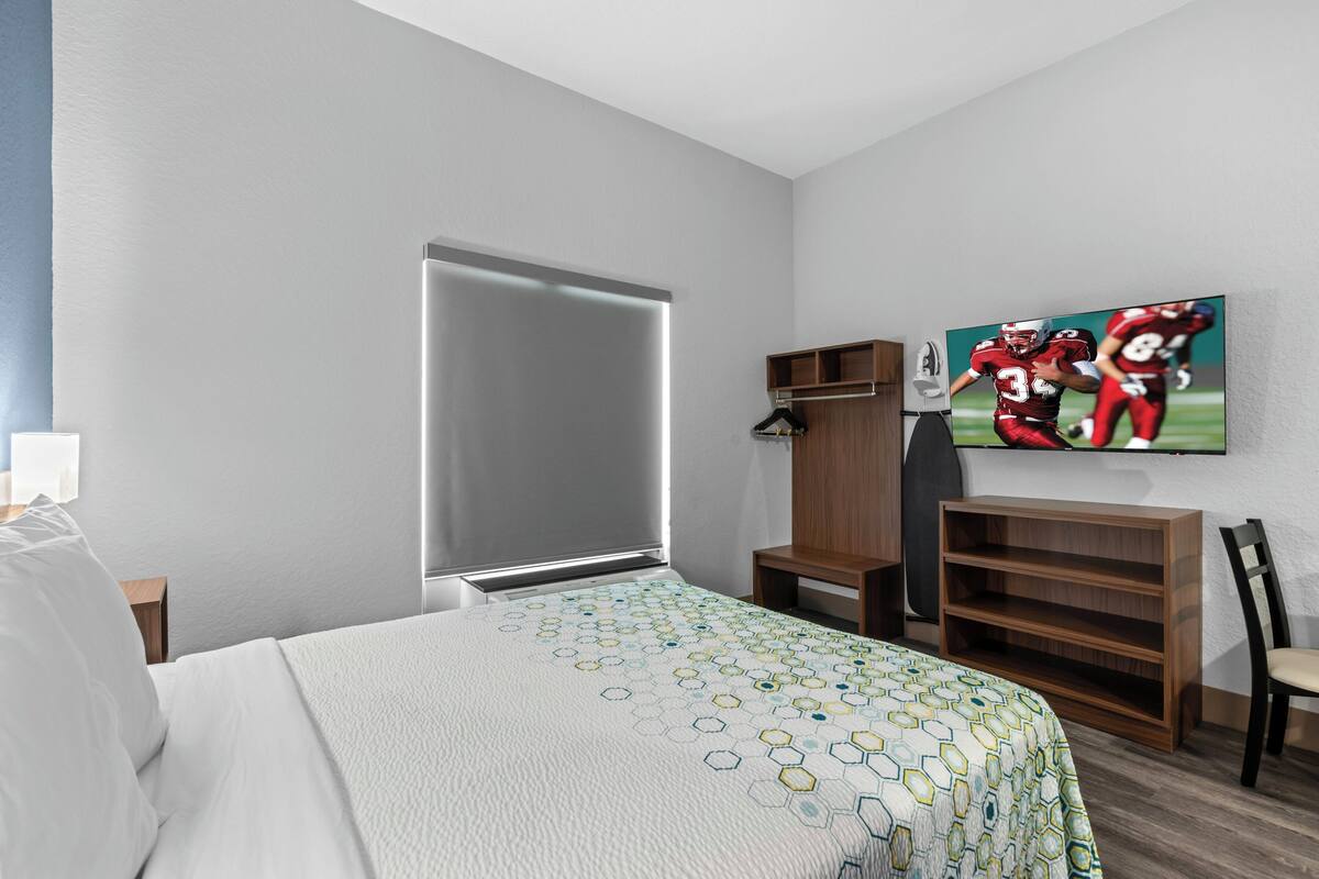 Estudio, 1 cama de matrimonio | Espacio para trabajar con un portátil y tabla de planchar con plancha