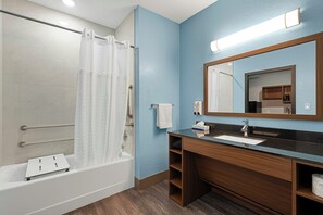 Estudio, 1 cama de matrimonio, accesible para personas con discapacidad, no fumadores | Baño | Secador de pelo, toallas y papel higiénico