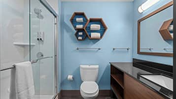 Studio, 1 Queen Bed | Bathroom | Hair dryer, towels, toilet paper