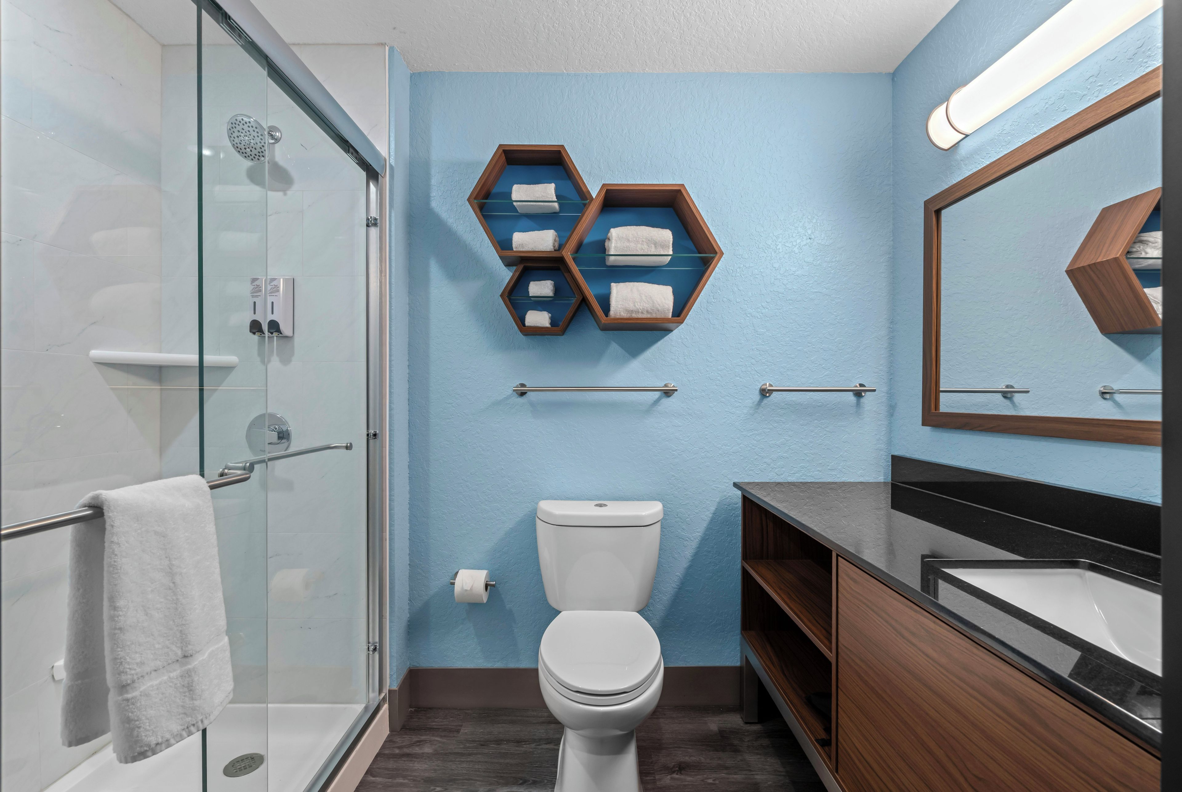 Estudio, 1 cama de matrimonio | Baño | Secador de pelo, toallas y papel higiénico