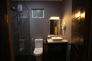 Phòng đôi Deluxe, quang cảnh vườn | Phòng tắm | Buồng tắm vòi sen, đồ dùng nhà tắm miễn phí, máy sấy tóc, khăn tắm 