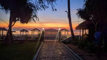 Deluxe Double Room, Garden View | Property grounds