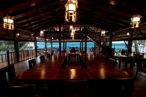 Phòng đôi Deluxe, quang cảnh vườn | Khu ăn uống