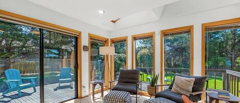 Smart TV, fireplace, books, stereo