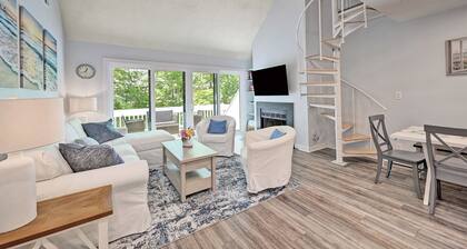 Sea Colony Coastal Escape: Steps from Trolley stop, pools, tennis, fitness center and more! Private Beach!