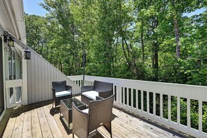 Terrace/patio - Sea Colony Coastal Escape: Steps from Trolley stop, pools, tennis, fitness center and more! Private Beach! (Bethany Beach)