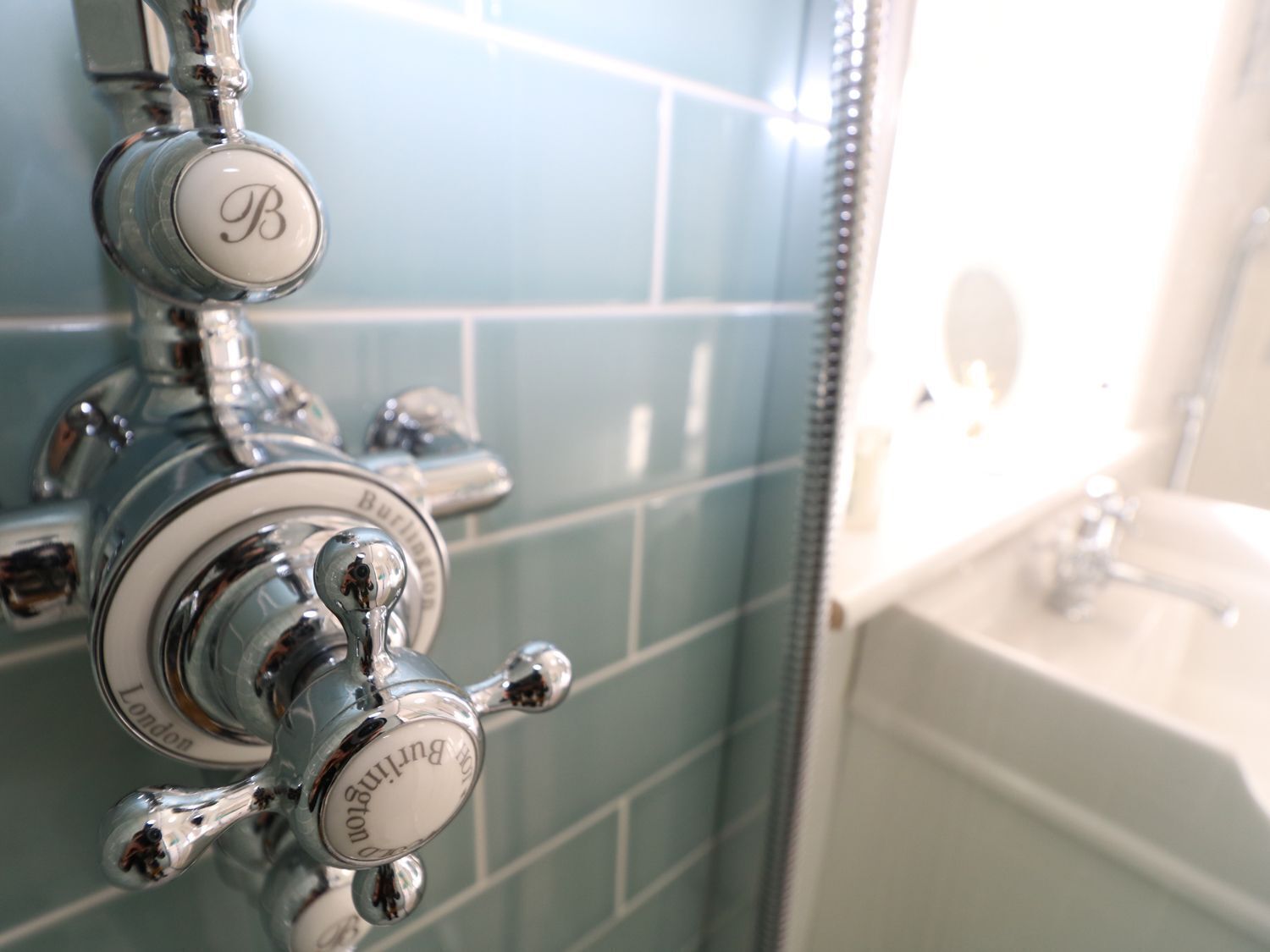 Un baño con bañera, ducha y lavamanos.