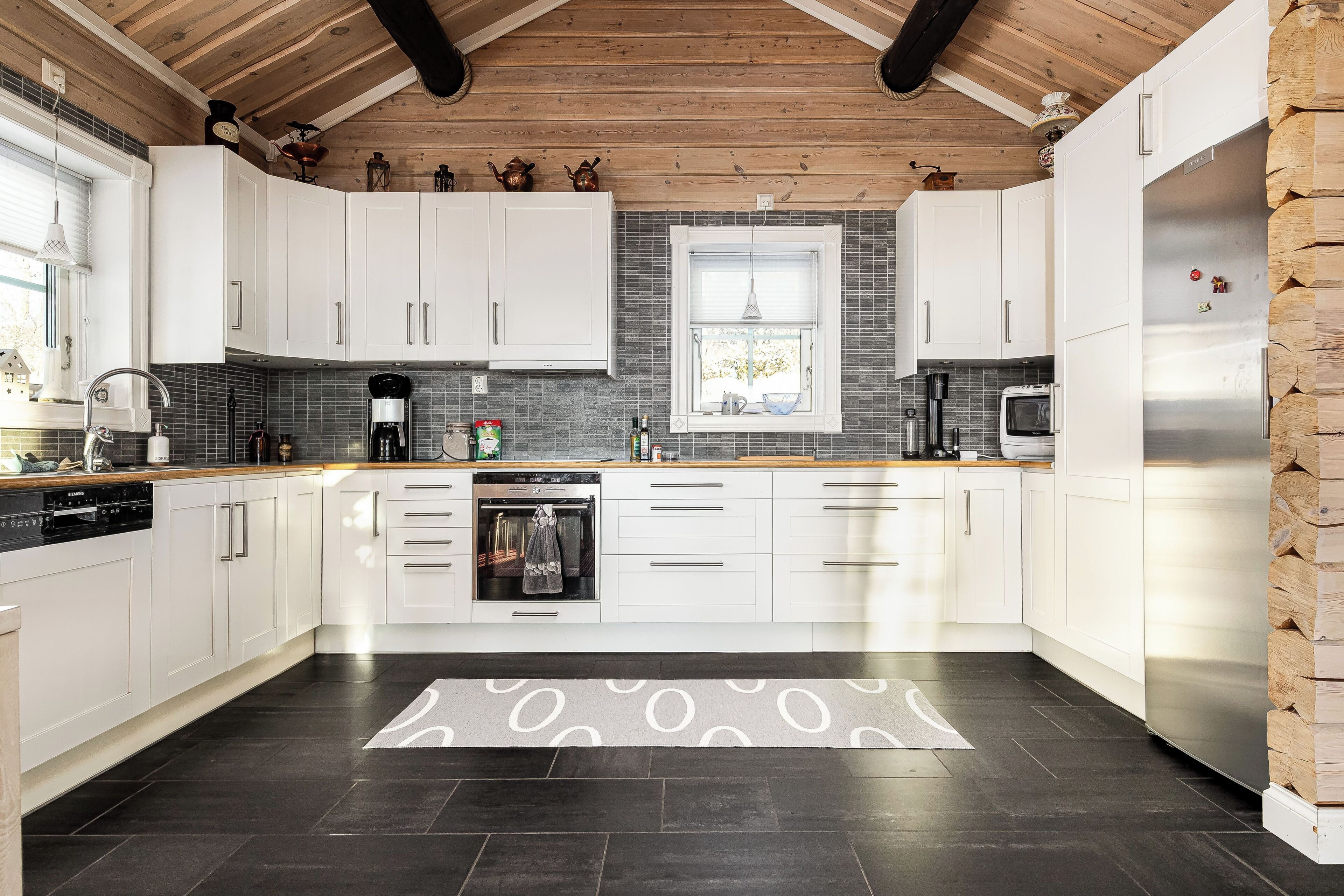 House, 4 Bedrooms, Pets allowed, Mountain View | Private kitchen | High chair