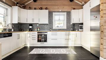 House, 4 Bedrooms, Pets allowed, Mountain View | Private kitchen | High chair