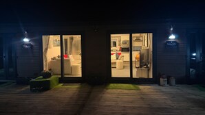 Una casa moderna con sala de estar, cocina y un cartel que indica 'Parkview 40 CL'.