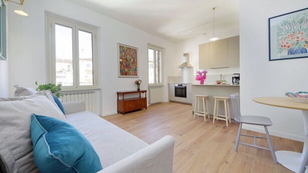 A modern apartment with a living room, kitchen, and dining area. - Piazza Vittorio - Recently redecorated apartment for 4 (Roma)