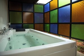 Shower, free toiletries, towels, soap - Akshaya Bungalow Coimbatore  (Coimbatore)