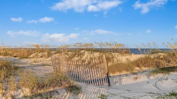 Una spiaggia nelle vicinanze