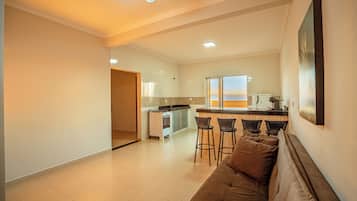 Apartamento conforto, varanda coberta, vista para a montanha | Sala de estar