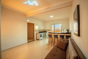 Apartamento conforto, varanda coberta, vista para a montanha | Sala de estar | TV de tela plana