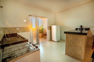 Apartamento conforto, varanda coberta, vista para a montanha | Cozinha privada
