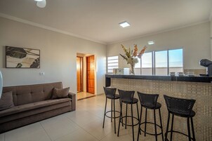 Apartamento, varanda coberta, vista para a montanha | Área de estar | TV de tela plana