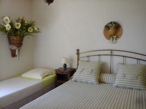 Iron/ironing board, WiFi, bed sheets - Bed and Breakfast 'La Fenière' with Shared Pool, Shared Terrace and Wi-Fi (Carcès)