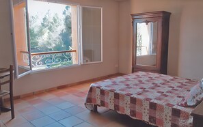 Room - Bed and Breakfast 'Le Temps Des Cerises' with Shared Pool, Shared Terrace and Wi-Fi (Carcès)