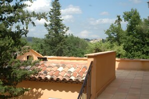 Property grounds - Bed and Breakfast 'Le Temps Des Cerises' with Shared Pool, Shared Terrace and Wi-Fi (Carcès)