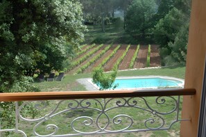 Property grounds - Bed and Breakfast 'Le Temps Des Cerises' with Shared Pool, Shared Terrace and Wi-Fi (Carcès)