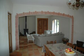 Interior - Bed and Breakfast 'Les Lilas' with Shared Pool, Shared Terrace and Wi-Fi (Carcès)